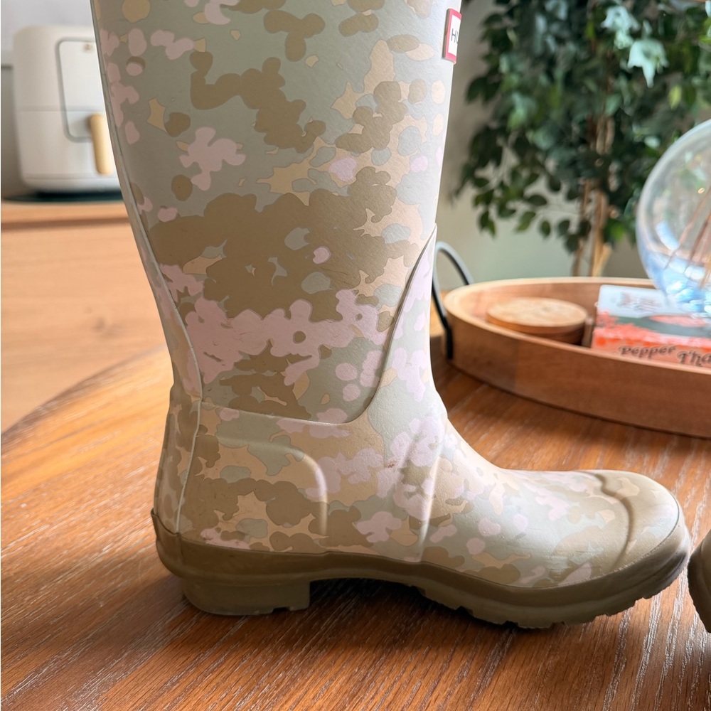 Hunter Original Short Floral Camo Print Rain Boots
Size 8
Like new w/o box - Picture 4 of 9
